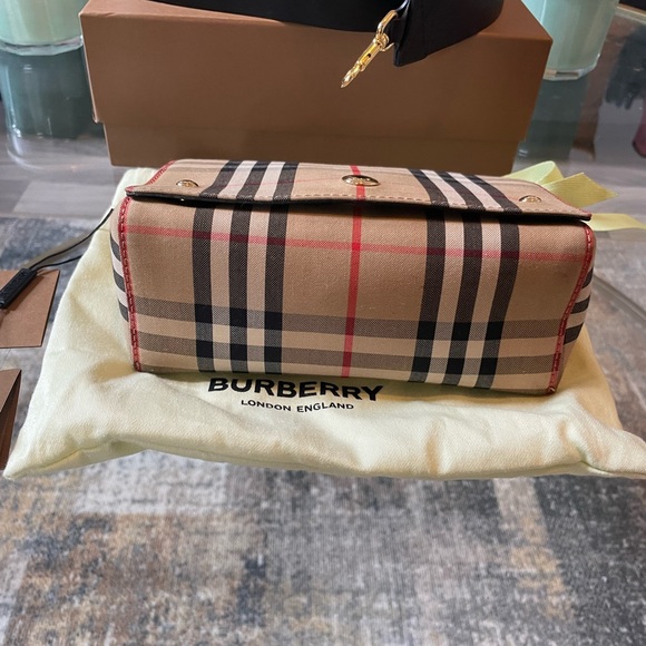 Authentic Burberry Hackberry Crossbody - Picture 2 of 13